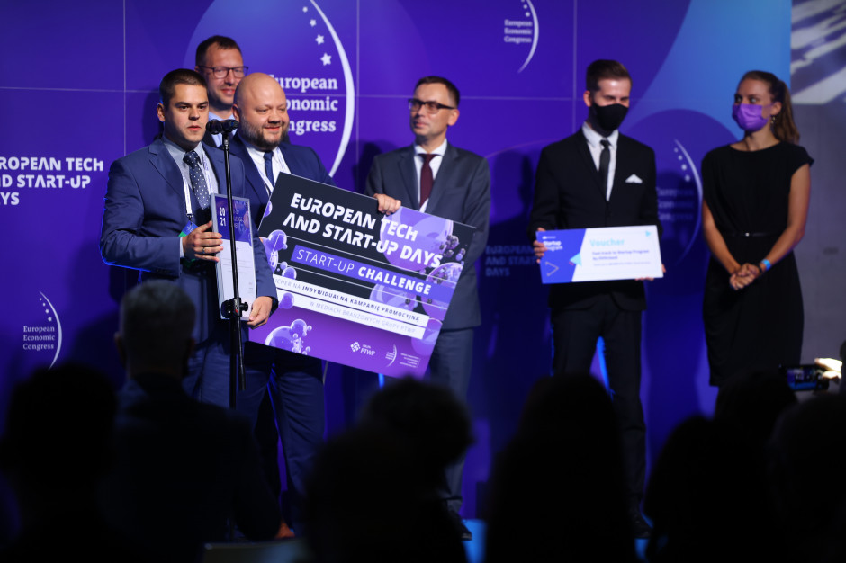 Jan Szajda i Adam Łabęcki podczas rozdania nagród European Tech and Start-up Days , fot. mat. pras. Cyfrowa weryfikacja tożsamości - technologia IDENTT oraz jej zastosowania