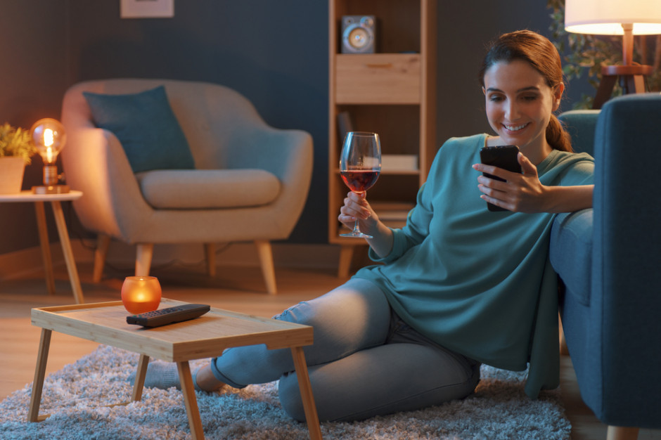 18% Polaków spożywa obecnie częściej alkohol niż przed pandemią, fot. shutterstock Polacy piją w domach. Co piąty pije więcej alkoholu niż przed pandemią