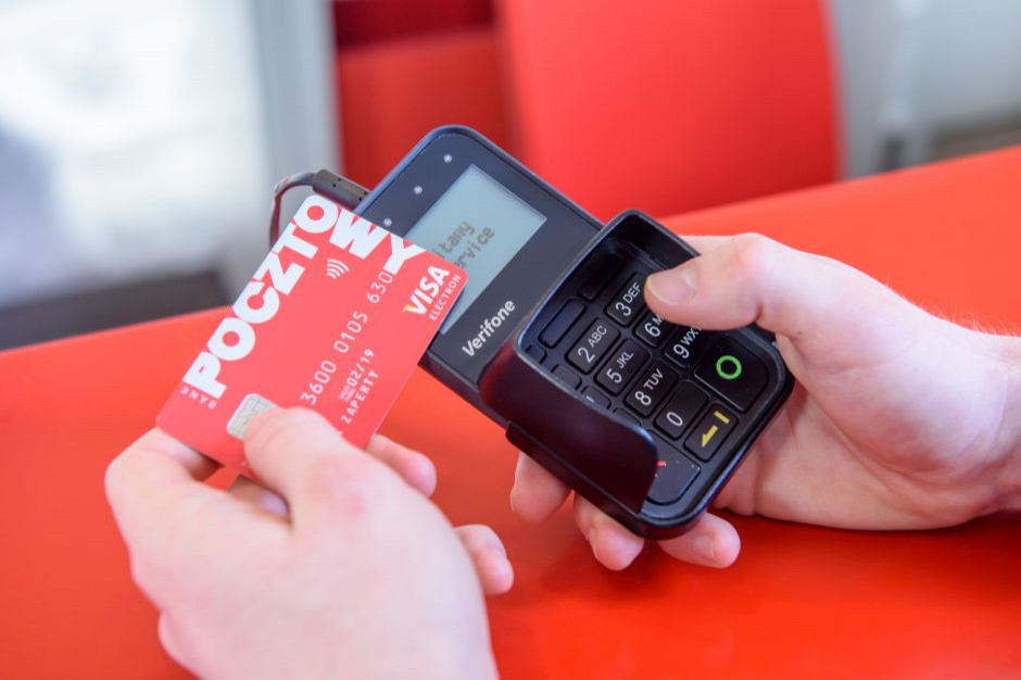 Poczta Polska obecnie dysponuje 8,5 tys. terminali POS w 4,6 tys. placówkach własnych oraz 3,5 tys. terminali POS mobilnych, z których korzystają kurierzy. Fot. materiały prasowe Poczta Polska zwiększy liczbę terminali płatniczych z 12 tys. do 15 tys.