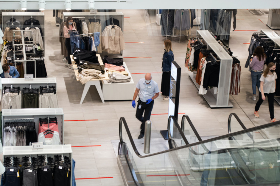 W galeriach handlowych mają być skuteczniejsze kontrole przestrzegania obostrzeń. fot. Shutterstock Zmiany w ochronie centrów handlowych. Kontrole mają być skuteczniejsze