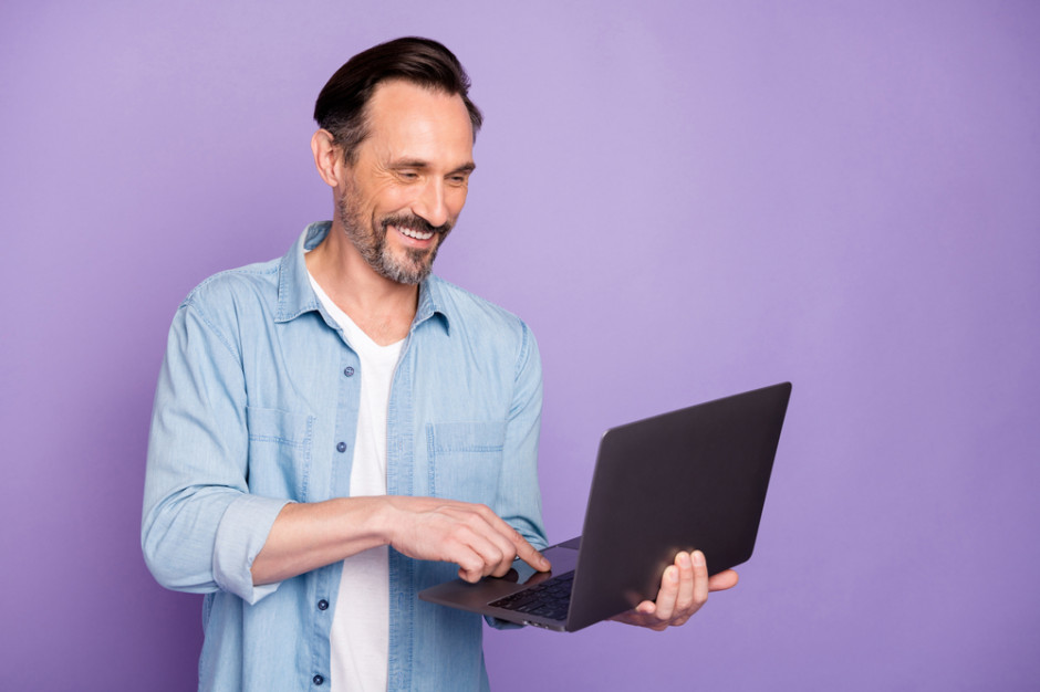 Spośród usług finansowych, z których Polacy korzystają za pośrednictwem internetu, najczęściej wybierane są płatności online; fot. shutterstock Ponad 80 proc. młodych Polaków korzysta z e-płatności i bankowości mobilnej