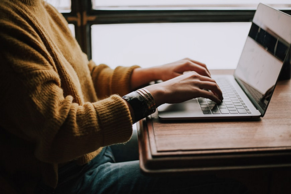 63 proc. badanych Polaków deklaruje, że pracuje 7-8 godzin dziennie / fot. unsplash Już co piąty Polak pracuje więcej niż osiem godzin dziennie