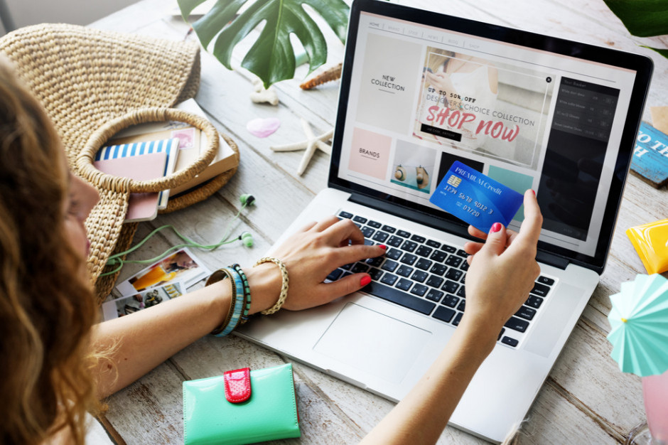 Black Friday w Polsce to głównie internetowe święto, fot. Shutterstock Black Friday głównie w internecie. Ilu badanych skusi się na zakupy?