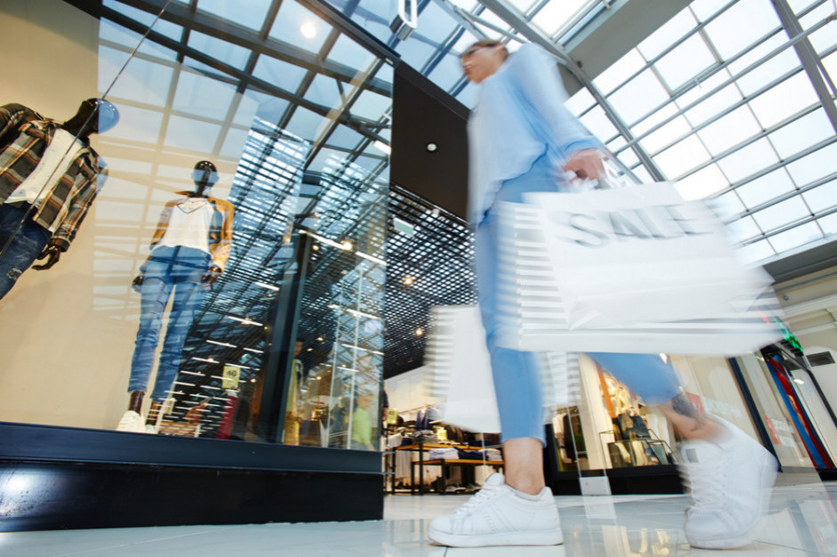 Centra handlowe dostrzegły szansę na dodatkowy zarobek, fot. Shutterstock Opłata dla centrów handlowych z tytułu sprzedaży e-commerce? ZPPHiU mówi "nie"