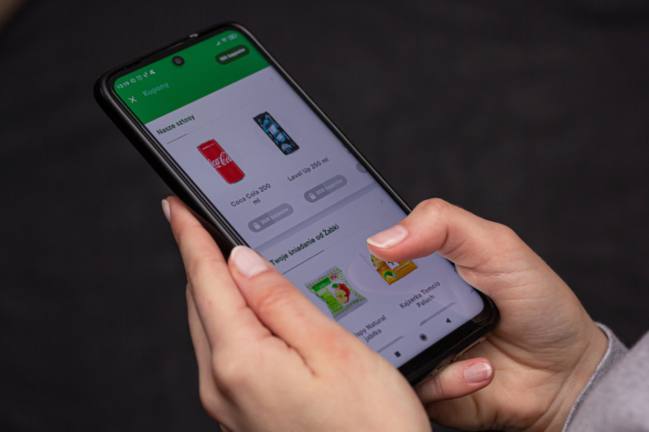 Aż 65% konsumentów robi zakupy na smartfonie. Fot. Shutterstock Allegro, OLX, AliExpress, Rossmann, Lidl i Żabka mają najpopularniejsze aplikacje zakupowe