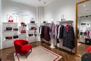 Karl Lagerferd otwiera pierwszy sklep w Polsce. W Galerii Mokotów