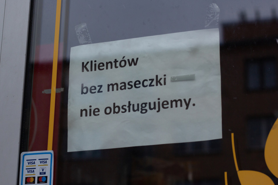 fot. shutterstock Do sklepów powróciły wojny maseczkowe. Klienci obrażają obsługę