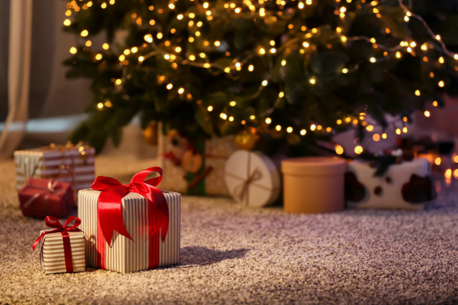 Jakie świadczenia mogą otrzymać pracownicy w związku ze świętami? fot. Shutterstock Dodatkowe świadczenia przed świętami - na co mogą liczyć pracownicy?