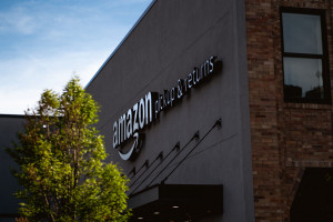 Oferta Amazon wykracza poza usługi e-commerce. Co na to Allegro?