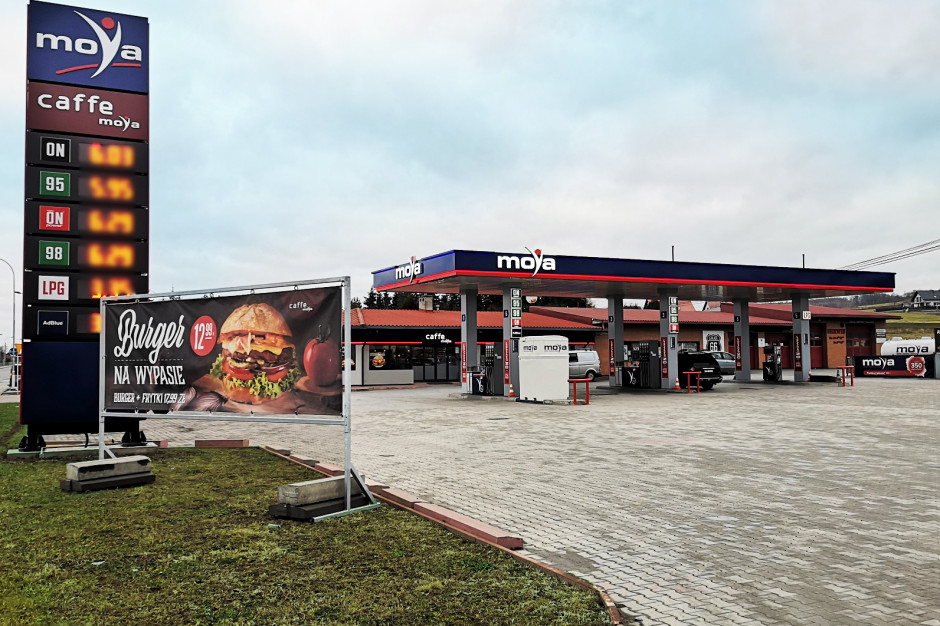 Moya otworzyła pięć franczyzowych stacji paliw, w tym dwie przejęte od Tesco