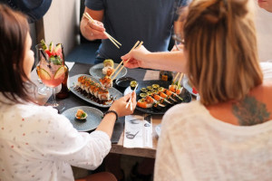 Obecnie sieć KOKU Sushi liczy 43 lokale w całym kraju, a umowy są podpisane w kolejnych kilkunastu lokalizacjach. Fot. materiały prasowe