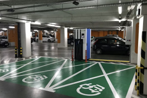Będą mandaty na parkingach dla kierowców blokujących miejsca do ładowania elektryków