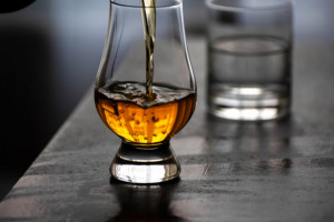 Jak pić whisky – przewodnik dla niewtajemniczonych