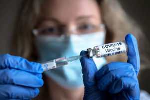 Ekspert: Potrzebne będą kolejne szczepionki, bo SARS-CoV-2 już nas nie opuści