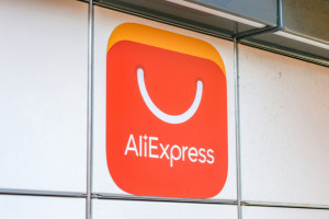 Mniej użytkowników Allegro i Amazona, zyskuje AliExpress