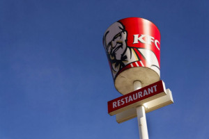 KFC w Rosji działa. W tym roku z kraju zniknie szyld Pizza Hut