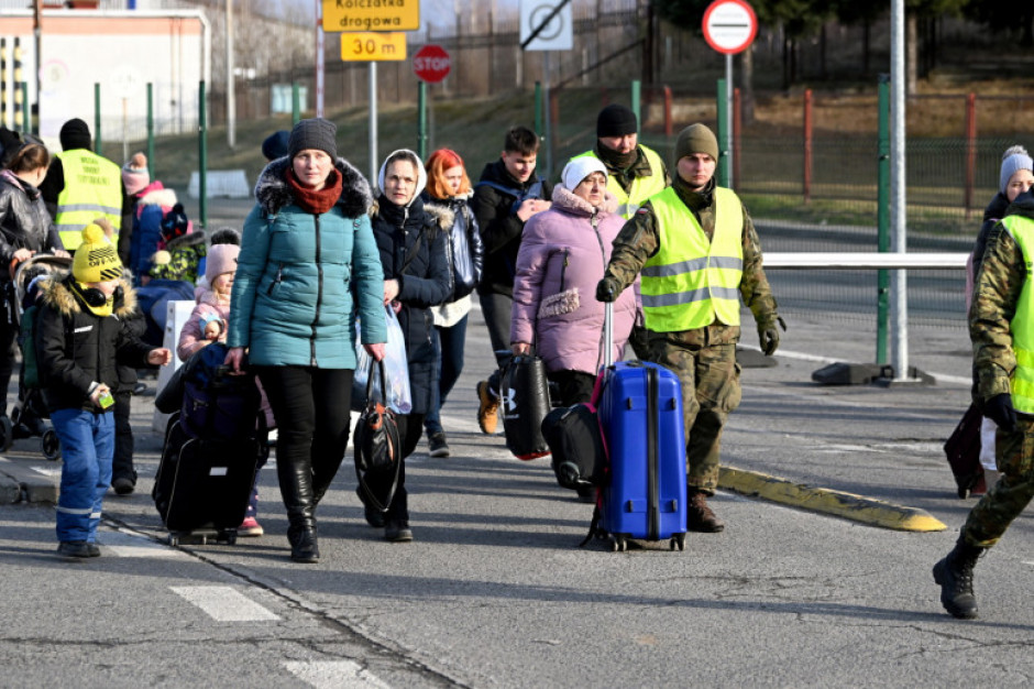 Uchodźcy z Ukrainy przekraczają polsko-ukraińskie przejście graniczne w Korczowej Fot. PAP/Darek Delmanowicz UOKiK: sprawdzane są wszystkie sygnały o wykorzystywaniu trudnej sytuacji uchodźców z Ukrainy