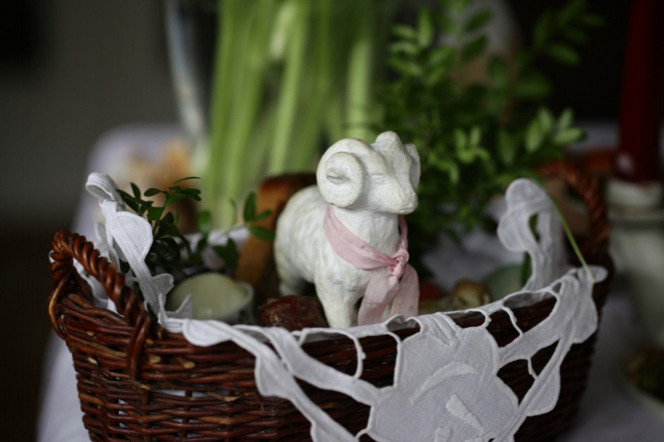 Przygotowanie koszyczka wielkanocnego w tym roku będzie kosztować zdecydowanie więcej niż przed rokiem. Tegoroczny koszyk ze święconką o 12 proc. droższy. Które produkty podrożeją najbardziej?