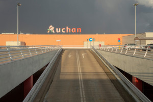 Auchan i Leroy Merlin płacą w Polsce śladowy podatek. Inaczej niż w Rosji