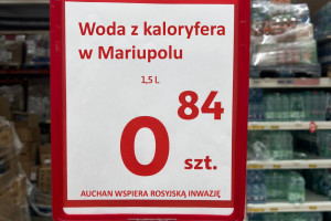 W sklepach Auchan podmienione etykiety o inwazji Rosji na Ukrainę