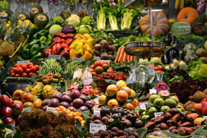 Bronisze: Ożywiony handel warzywami przed Wielkanocą, ceny nieco wyższe niż rok temu