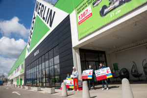 Aktywiści domagają się dymisji polskich zarządów Leroy Merlin i Auchan