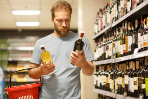 Papierosy i wódka odporne na inflację. Statystycznego Kowalskiego stać na coraz więcej alkoholu i tytoniu