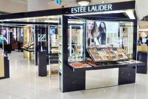Estée Lauder podniesie ceny po raz trzeci w tym roku