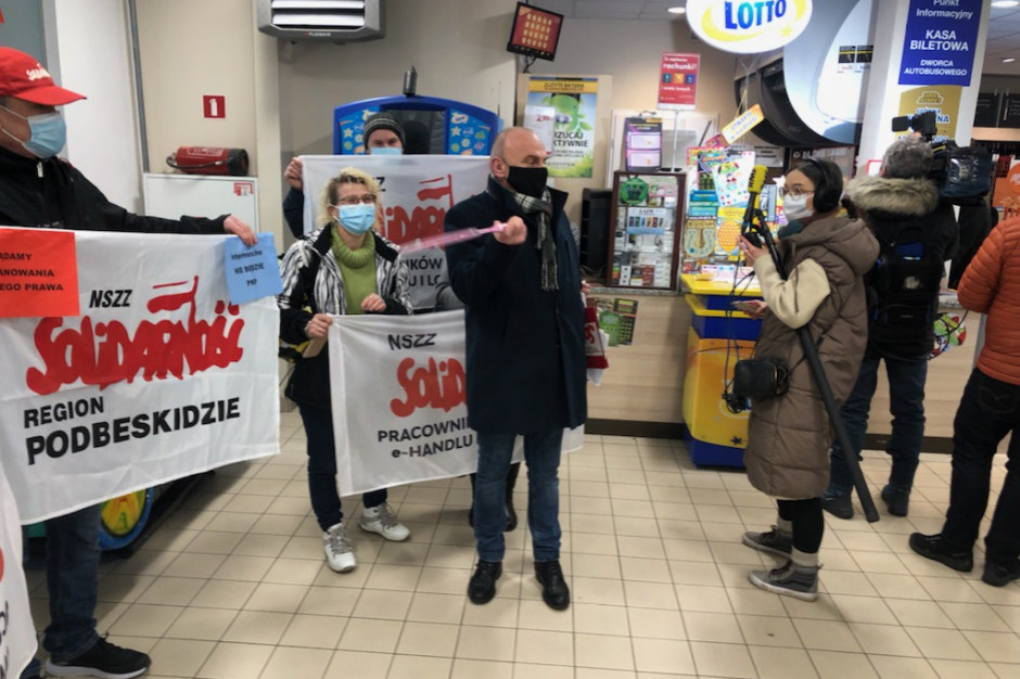 fot. protest Solidarności w otwartym w niedziele sklepie Intermarche Franczyzobiorcy Intermarche handlowali w niedziele. Jakie wyniki kontroli PIP?