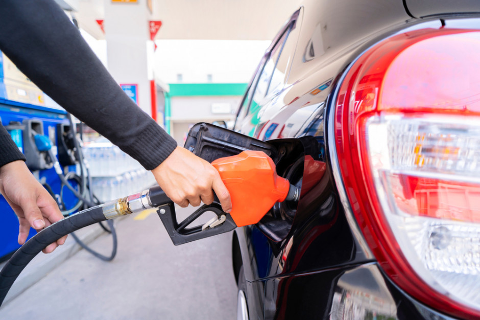 Rząd chce zamrozić ceny paliw