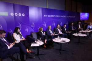 fot. paneliści debaty o franczycie na EEC 2022