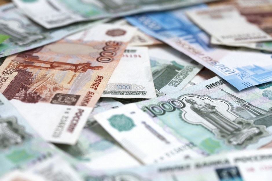 Rubel idzie w górę, fot. Shutterstock Rubel rośnie. Co jest przyczyną?