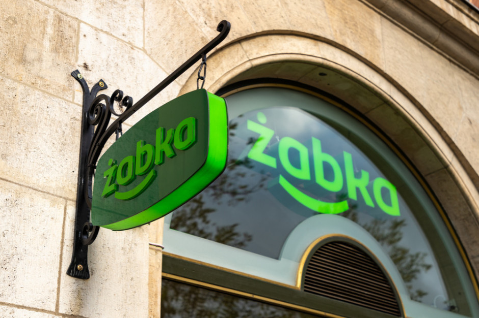 Żabka inwestuje w innowacyjne rozwiązania, fot. Shuttersstock Żabka wprowadzi elektroniczne etykiety cenowe, zasilane ogniwem fotowoltaicznym