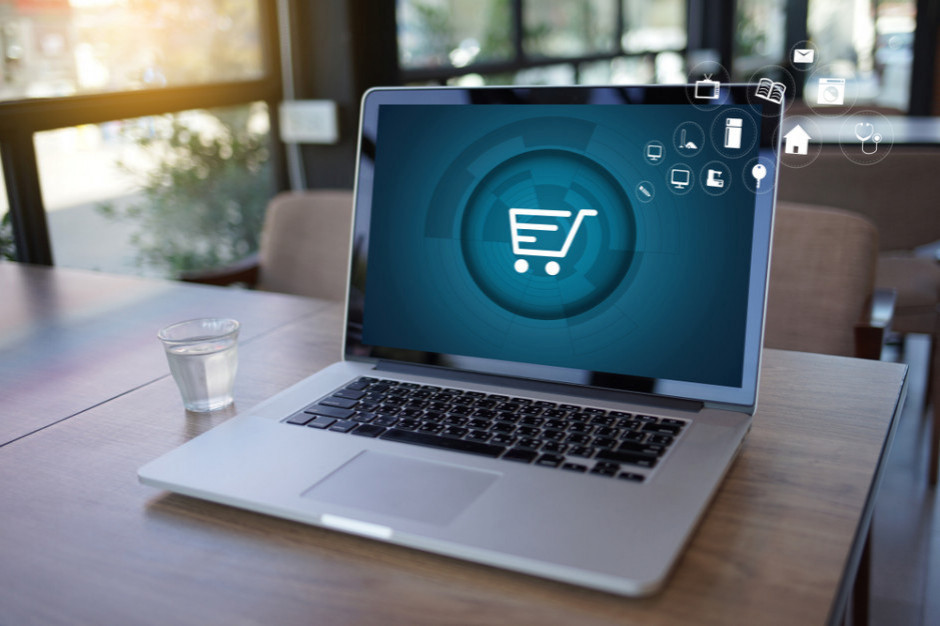W modelu sprzedaży opartym o dropshipping klient zyskuje dostawę bezpośrednią, skróconą o przestoje związane z przeładunkami produktu. Fot. Shutterstock Dropshipping skraca czas dostawy i obniża koszty