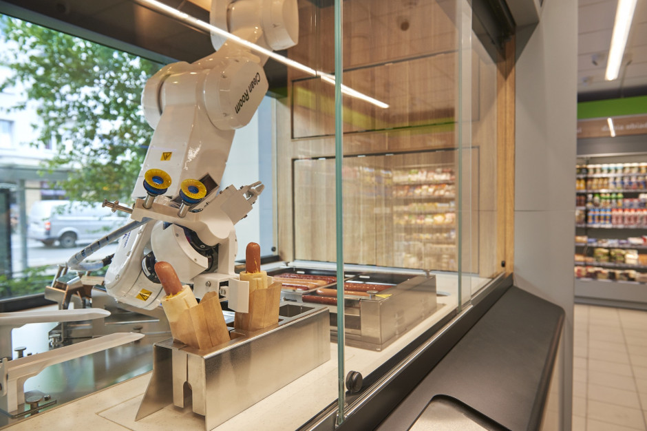 Hot-doga w Żabce przygotuje robot Robbie; fot. shutterstock Hot-dogi w Żabce zrobi robot Robbie. Pracuje już w jednym z warszawskich sklepów
