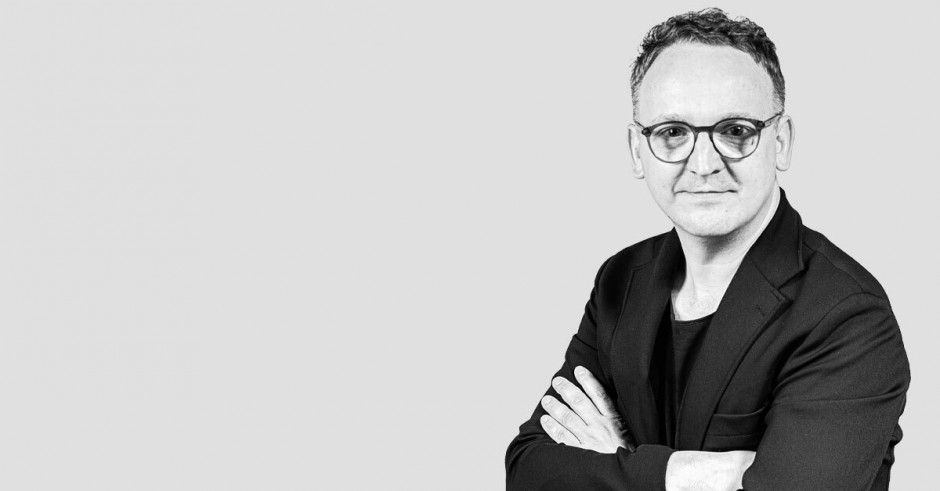 O autorze:Sebastian Śnieciński CMO w Grupie Colours Factory, tworzy i wdraża strategie osnute planami dla marek takich jak Drukomat.pl i Colours Factory. Lubi ludzi, dźwięki, fotografie, nowe media i technologie. Od zawsze uzależniony od kreatywnej pracy, muzyki, a od jakiegoś czasu też od Instagrama.