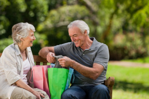 Starsi konsumenci robią zakupy w internecie raczej z konieczności niż z wygody