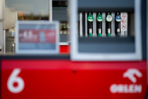 Średnia cena benzyny 95 w Polsce to 7,94 zł; w Finlandii 11,85 zł a w Holandii 11,49 zł