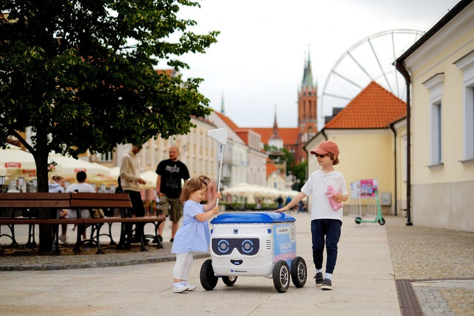 Robocik Mateusz na białostockim rynku, fot. mat.prasowe Roboty-kurierzy jeżdzą już po polskich chodnikach