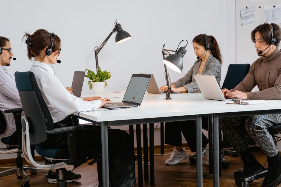 Jak rozmawiać na call center? fot. mat. prasowe Rady sztucznej inteligencji dla call center: mów wolniej, unikaj monologów