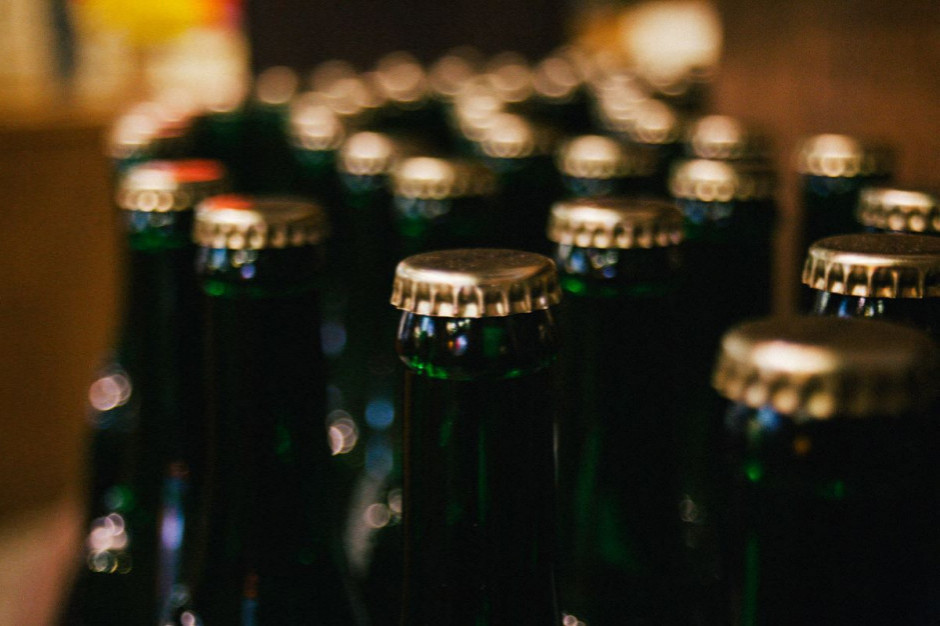 Popularność spożycia piwa bezalkoholowego zależy m.in. od wieku Polaków. Fot. Shutterstock Co czwarty Polak lubi bezalkoholowe. Kto pije piwo bez procentów?