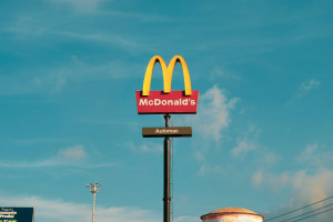 Polacy muszą pracować 62 i pół minuty, żeby kupić Big Maca