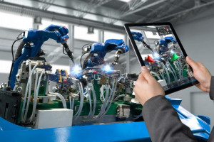 W ślad za coraz większym wykorzystaniem robotów przemysłowych rośnie produktywność firm, popyt na produkty, a w ślad za tym łączne zatrudnienie. Fot. Shutterstock