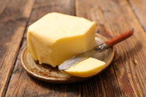 Spada sprzedaż masła, a w supermarketach rośnie sprzedaż miksów maślanych; fot. shutterstock