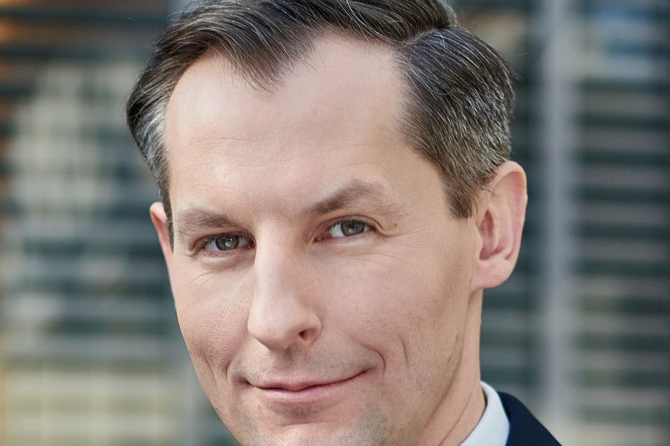 Tomasz Chróstny fot. mat. prasowe UOKiK sprawdza opłaty za transport w Żabce, Dino, Selgrosie. Posypią się kary?