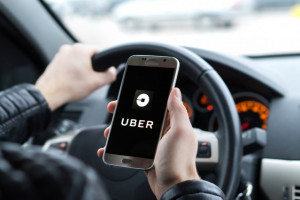The Guardian: Uber dokonał ekspansji przez lekceważenie prawa i lobbing