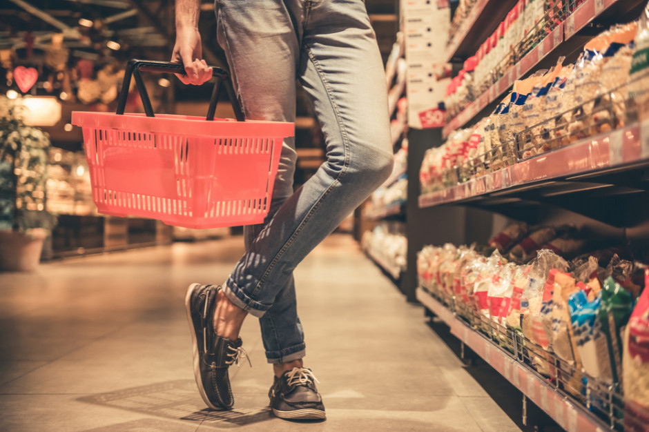 Badanie EY: Polacy w porównaniu do Europejczyków więcej planują wydać na świeżą żywność, a mniej na napoje alkoholowe; fot. shutterstock Alkohol, mrożonki i przekąski wypadają z listy zakupowej Polaków