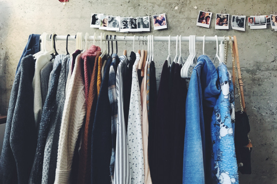 Moda na lata 90-te nakręca rynek odzieży z drugiej ręki, fot. Shutterstock Re-commerce rośnie szybciej niż fast fashion