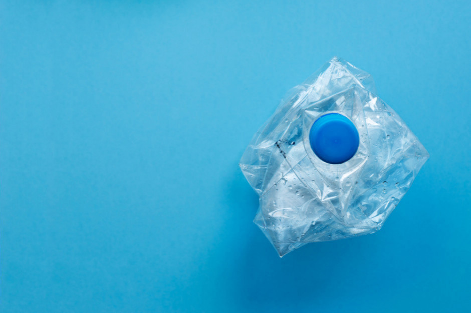 Dyrektywa plastikowa uderzy w małe sklepy?, fot. Shutterstock WEI: Proponowany przez rząd system kaucyjny to cios w małe sklepy