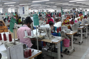Fabryki odzieży w Azji Południowej zmniejszają gwałtownie produkcję, fot. Shutterstock